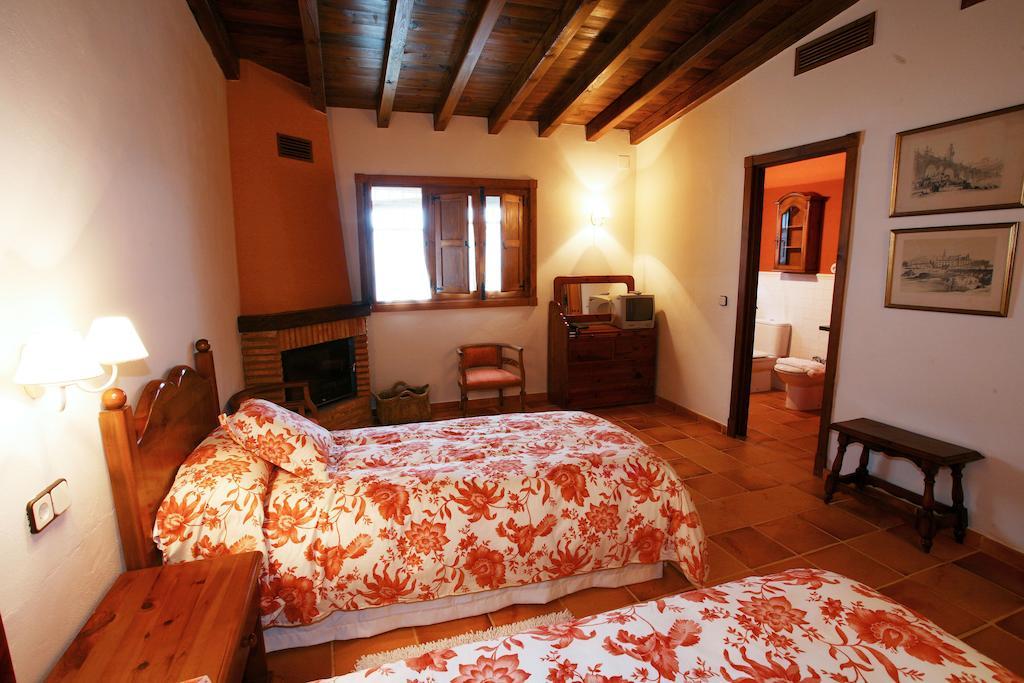Palacio Viejo De Las Corchuelas Torrejón el Rubio Zimmer foto